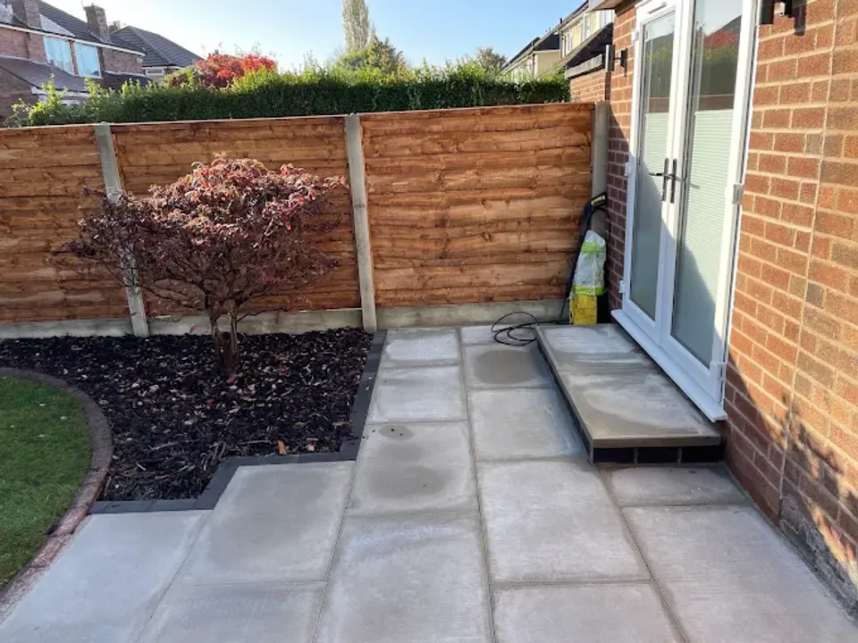 Concrete look porcelain with a fresh planting bed
